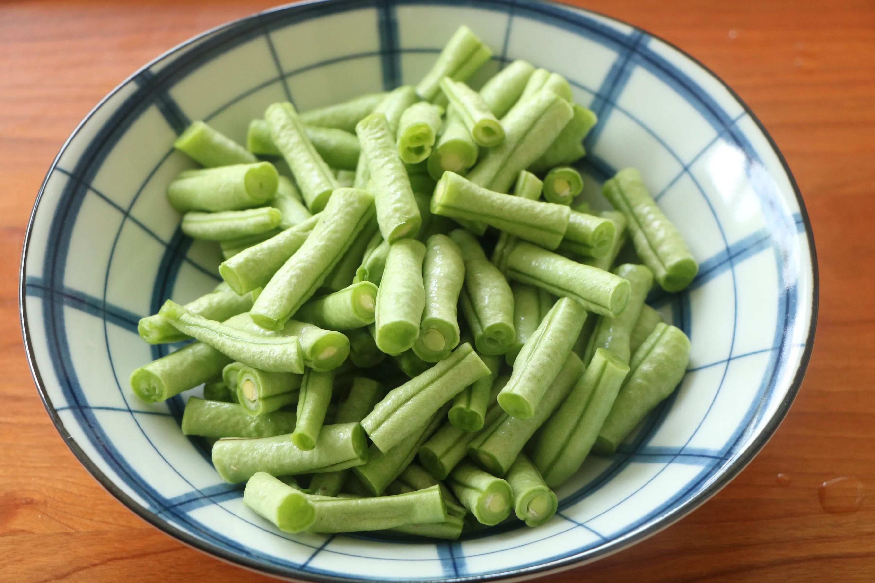 天太热不想炒菜，试试这样的一锅炖，不需要米饭，一人一碗超过瘾