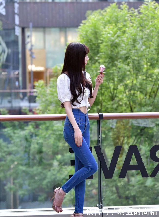 牛仔裤 小姐姐们的身材都真好,长发飘飘搭配紧身牛仔裤,性感十足