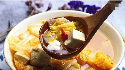 做白菜炖豆腐，很多人把放入豆腐白菜的顺序弄错了，难吃也不奇怪