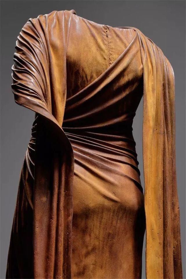 时装秀|艺术家用500斤玻璃做出重磅婚纱，惊艳时装秀，网友吐槽透明的怎么穿