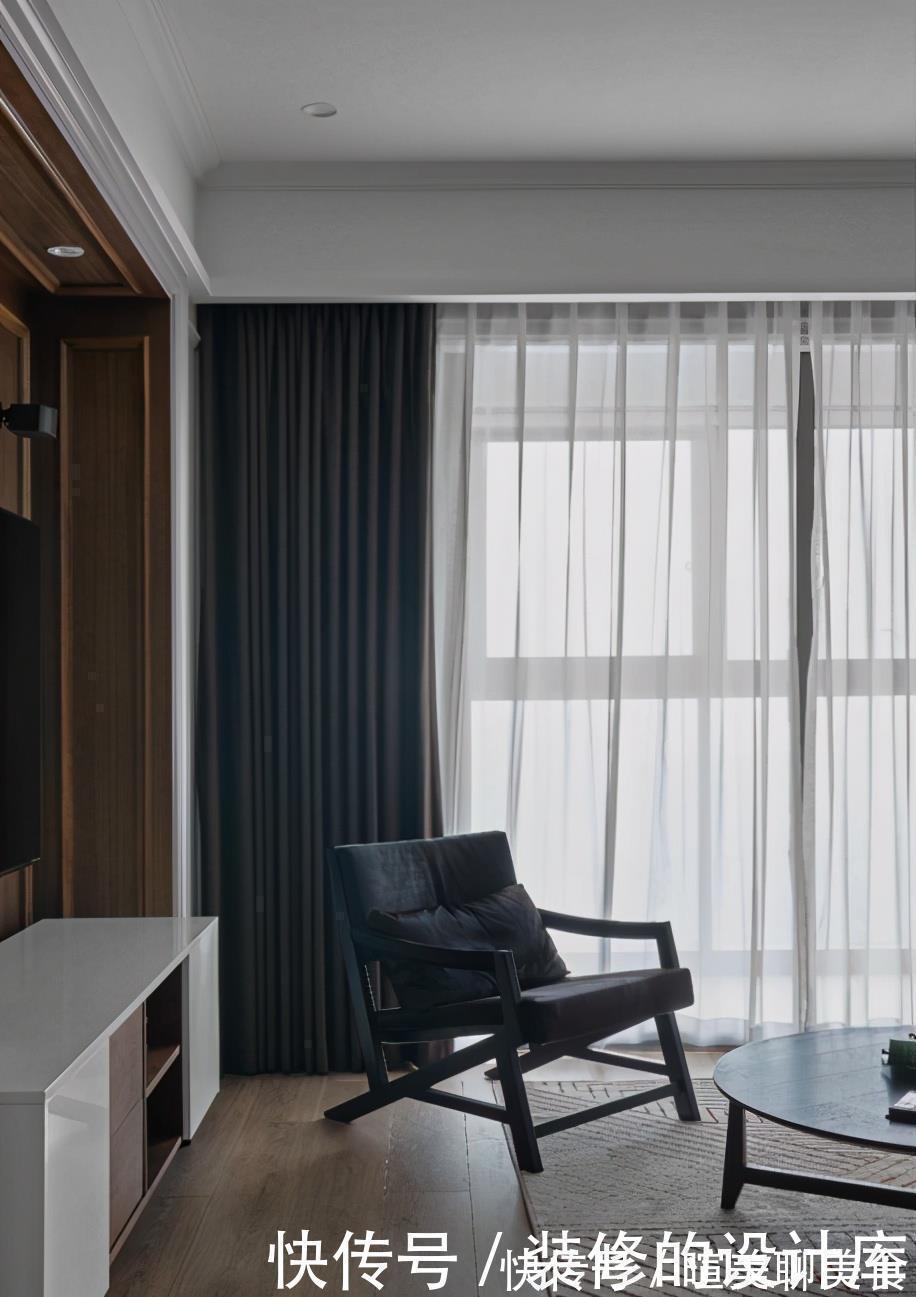 镜面|104平现代风两居室,美式元素护墙板,构建高雅生活空间