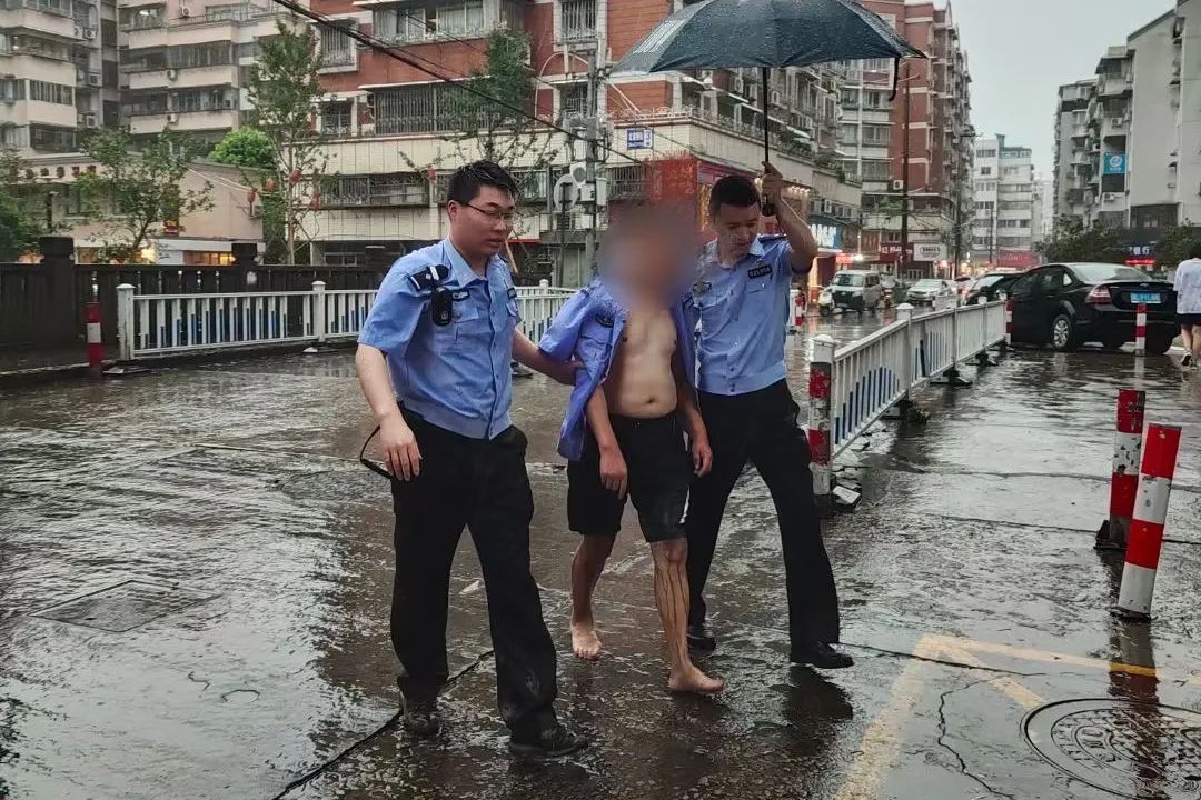 警服|你帮老人冲淤泥、披警服的样子，真暖！