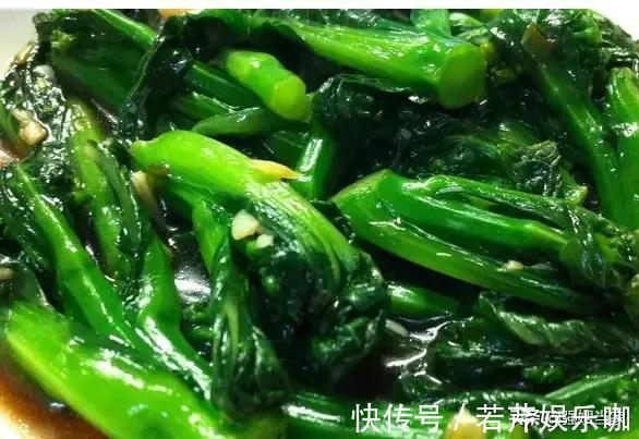 发黄|炒菜心时,牢记“1干1浇”的窍门,菜心鲜绿无比,爽脆还不发黄