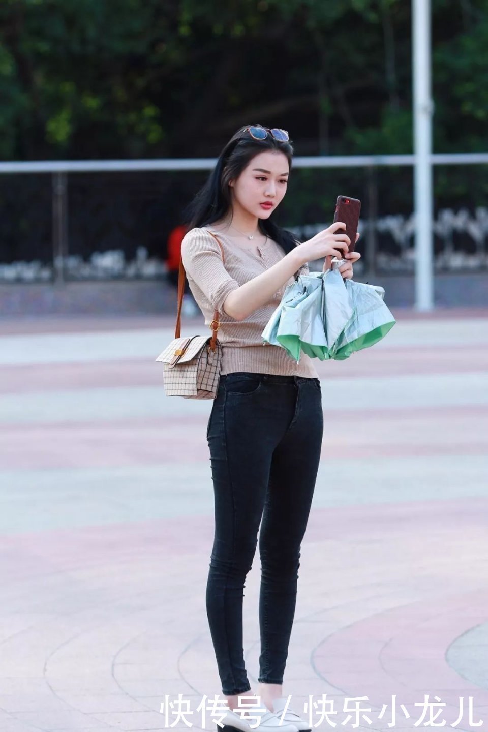 穿搭|街拍黑色牛仔裤穿搭，自信的姑娘最漂亮，时尚有魅力