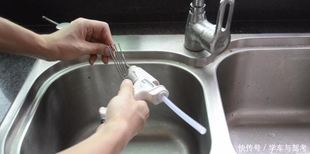 窗帘|洗碗池里放一个窗帘挂钩,真是厉害,一年能省下不少钱,涨知识了!