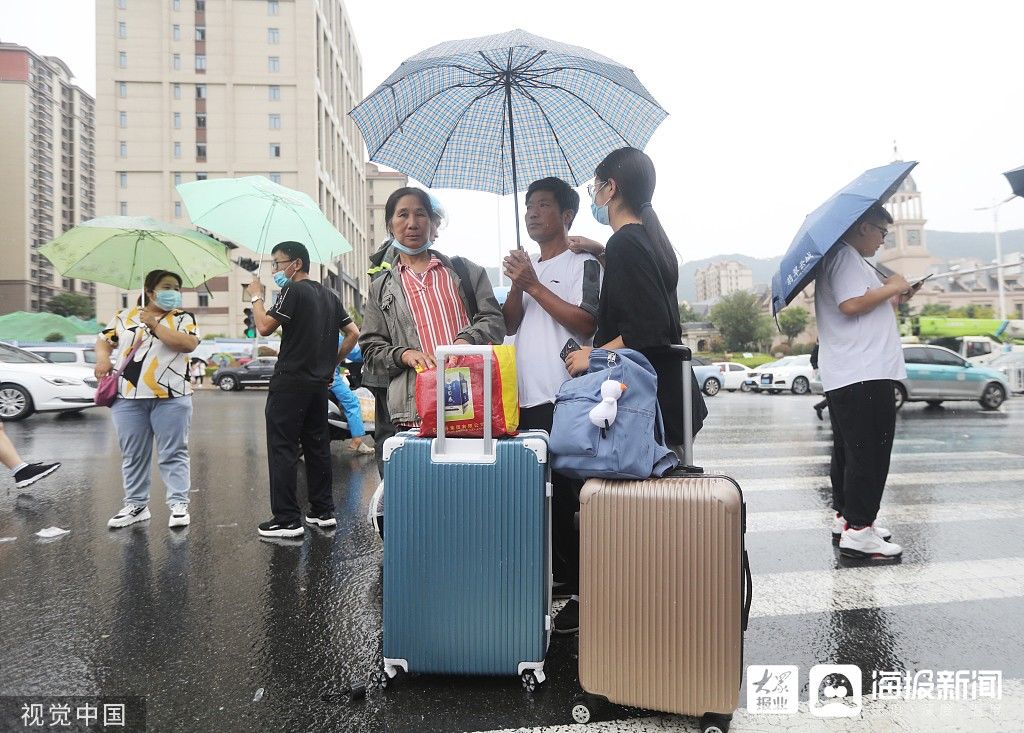 高校|青岛：雨中送学子 高校新生迎来开学季