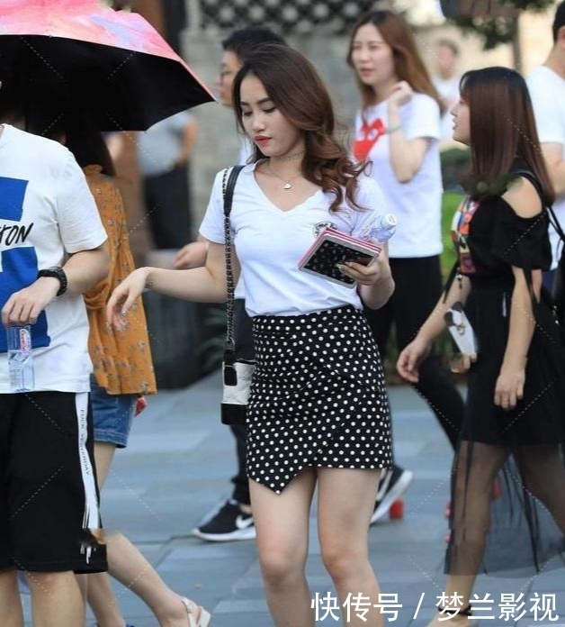 白色短袖配黑白斑点式半身裙,经典,年轻