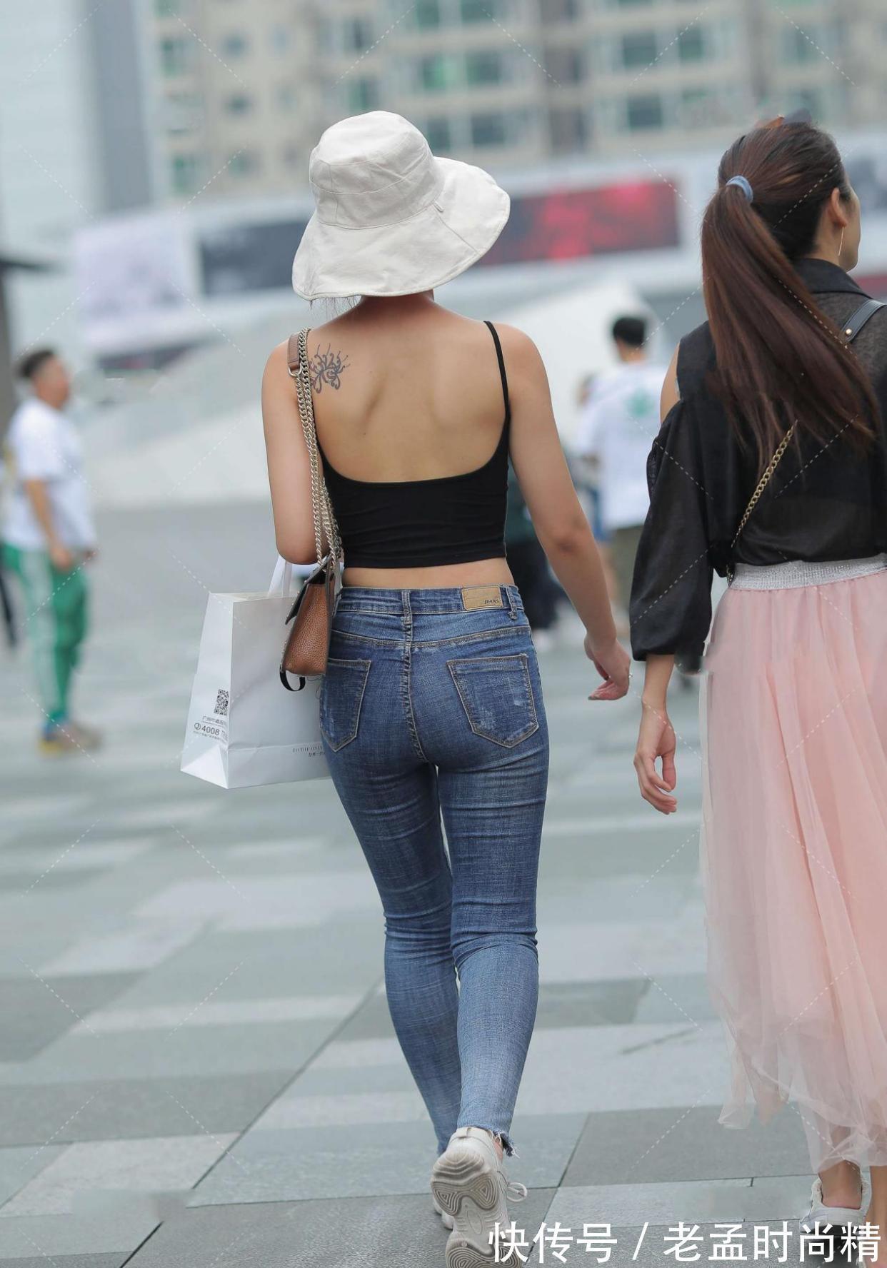 牛仔裤 黑色上衣搭配深蓝色牛仔裤,时尚潮流,休闲风