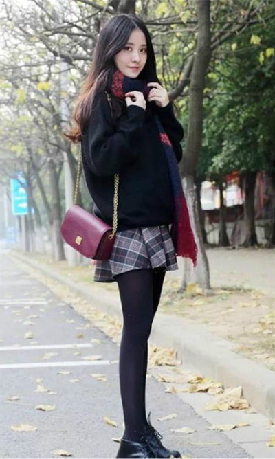  曲线|街拍美女身材婀娜，紧身衣显身材曲线，时尚又性感