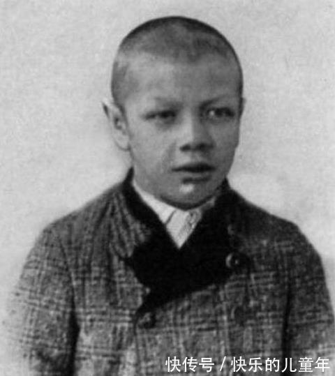 父母|他一生被身高所困,前半生是身高1米22的侏儒,后半生长到了2米16