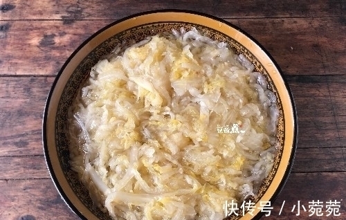 烧一个菜，我都不想再炒了，既是饭还是菜，酸香开胃，一碗吃不够