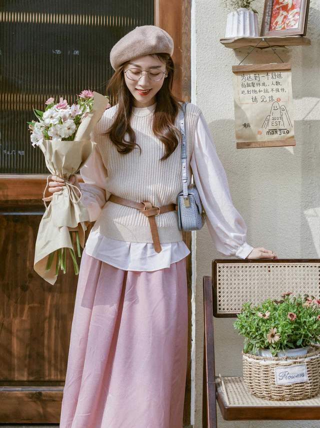 皮肤|皮肤暗黄的女生如何选衣服颜色?可以尝试这几款,让你显白还好看