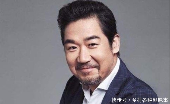 主持現(xiàn)場失誤!女主持上節(jié)目少穿一件衣服,張國立硬是不敢回頭