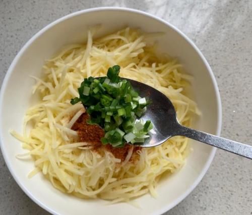  锅里面|土豆丝饼别再用面粉拌了，试试这个做法，简单一煎香酥脆