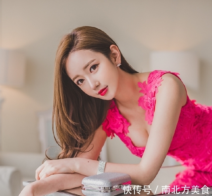 小姐姐穿玫瑰花裙,秀雅脱俗身材完美,网友:只怕是花仙子下凡