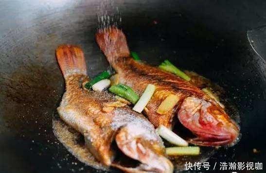煎鱼别只会用生姜!大厨多加一点它,煎鱼不粘锅,鱼肉红亮入味