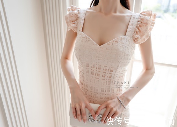 暖曦络纹|女神孙允珠高清时尚搭配:暖曦络纹垂帘巴黎粉橘鱼尾裙