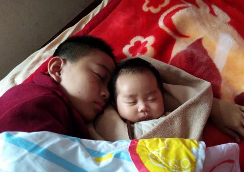 爸爸妈妈|“二郎腿姐姐”走红,网友开玩笑:弟弟原是少爷命却成了“仆人”