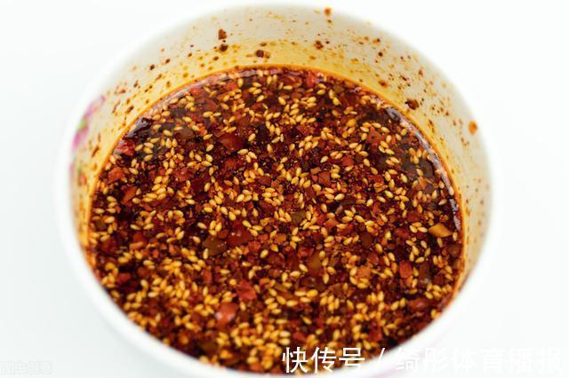 辣椒|怎样做辣椒油更地道?记住“1炕3泼1焖”,油色红亮,辣而不燥