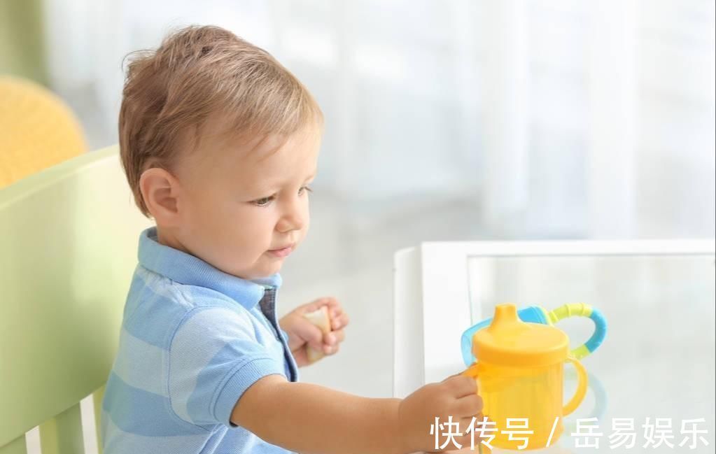 妈妈|新生儿出生后先喝奶还是水 喝错影响发育, 母乳少的妈妈别做错