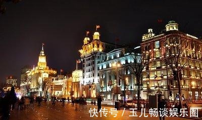 上海市|英国游客来到上海，看到地标“中心大厦”，直言比东方明珠更强