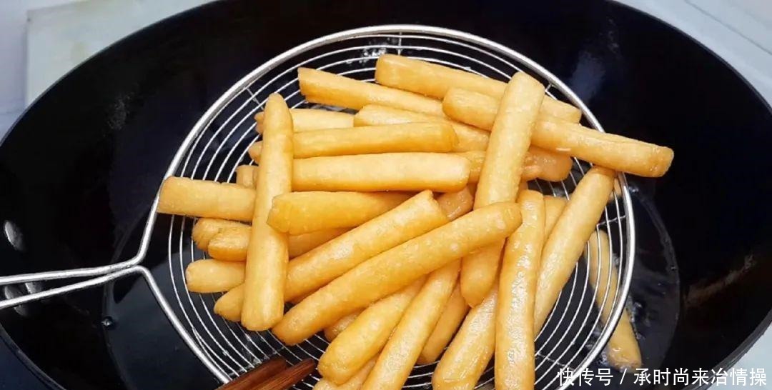 小油条|糯米粉这样做才好吃,开水一烫,个个焦脆又香酥,比麻花油条好吃