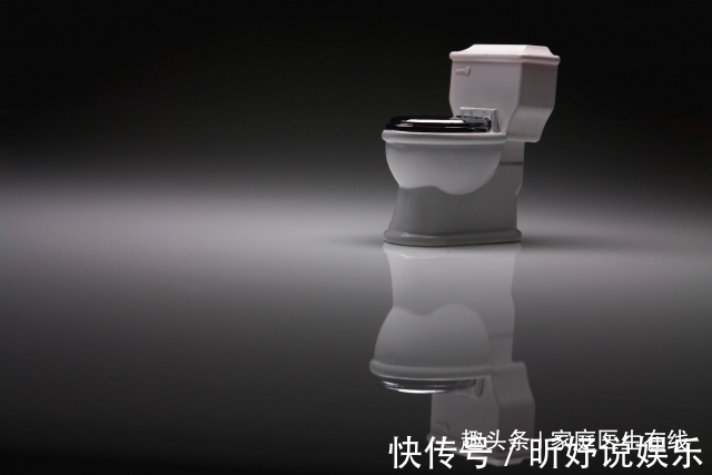 饮食|大便粘马桶，说明了身体有2个问题！都不是好事