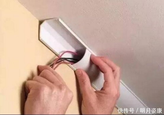 踢脚线|电线不要埋地里了,如今都流行装在踢脚线里,连电工也夸聪明