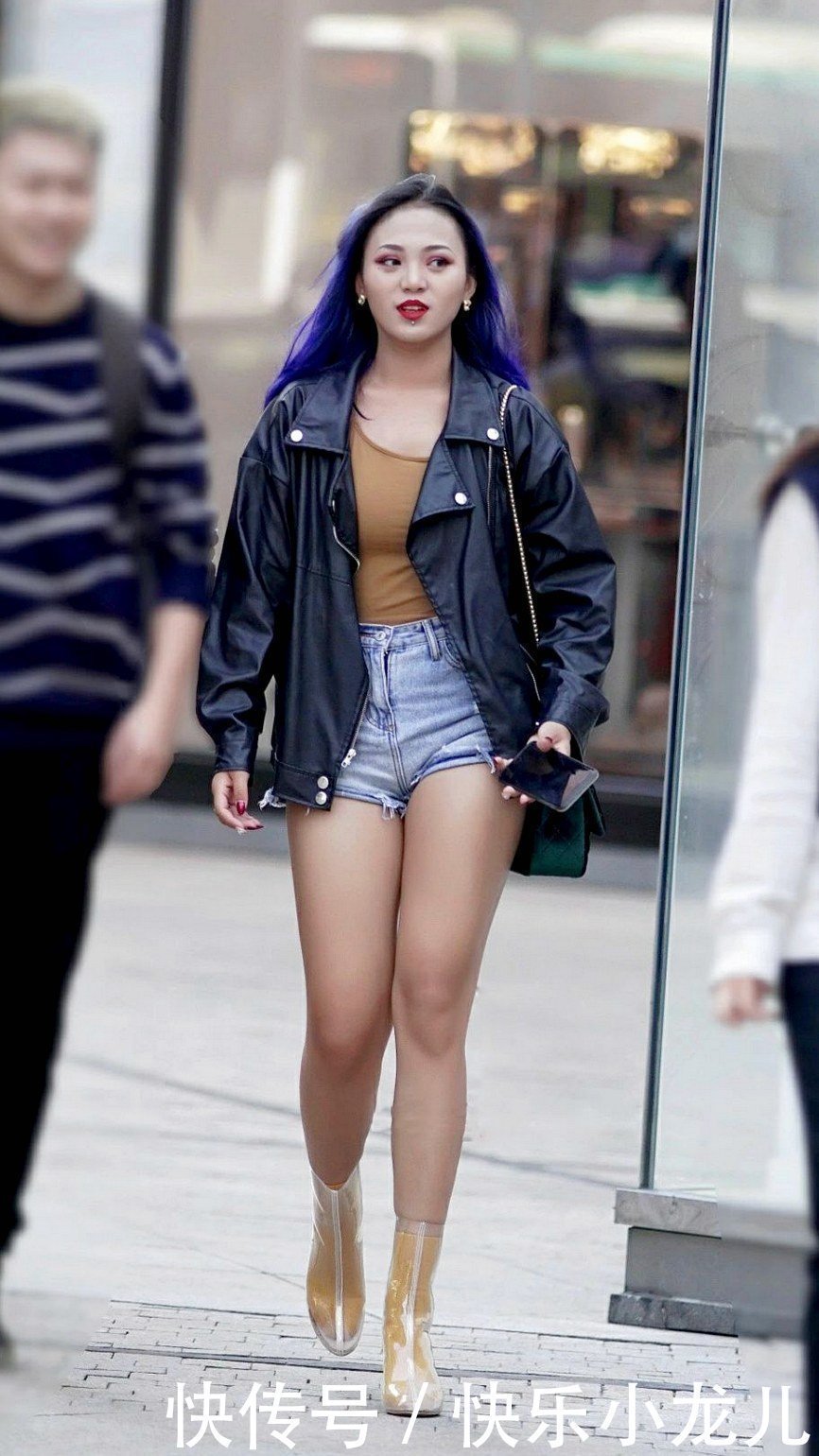 气质|茫茫人海一眼就发现了她,简单减龄让气质更显干练!