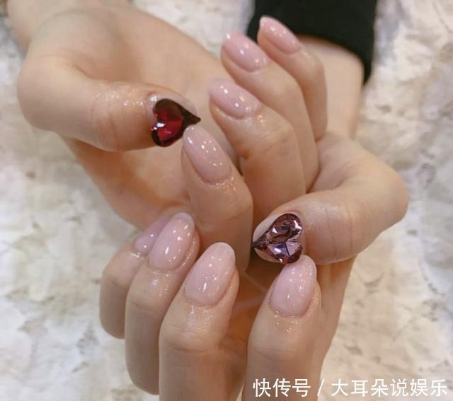 指尖|气质女神超爱的镶钻美甲,亮闪闪的奢华感,美出新高度