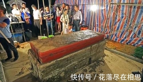 考古队@村民挖出一具800年水棺,开棺后却吓退考古队,专家大喊:有水银