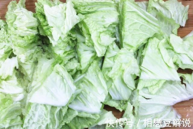 炒白菜|炒白菜时,总用老做法就错了,教您2招,白菜鲜嫩还不出水,解馋