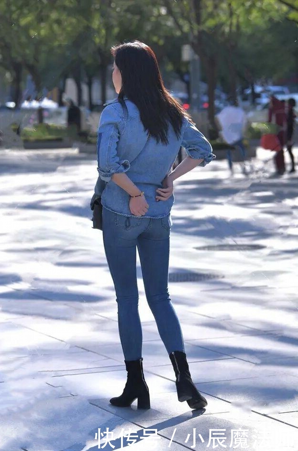 搭配|路人街拍，美女搭配紧致的包臀裙，十分吸引众人的目光