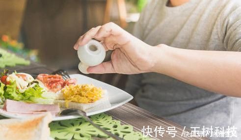 小蛮腰|女性开始衰老,会出现2处变大,3样变少,1项不占,说明很年轻