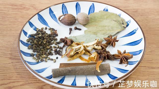 蓉儿|晚餐3斤猪肘子，一锅饭，一家四口吃的满嘴流油，网友：看着都馋