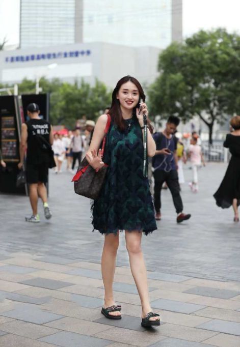 鱼尾|街拍：小姐姐黑色的上衣搭配鱼尾似的半身裙，真是时尚又个性