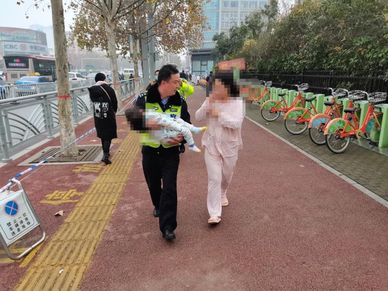 急诊医生|【温暖型警队】幼儿高烧抽搐，交警狂奔送医