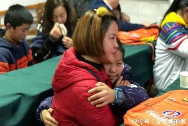 嫌弃|爸爸穿工作服去开家长会,却遭女儿嫌弃,丢下一句“真给我丢人”