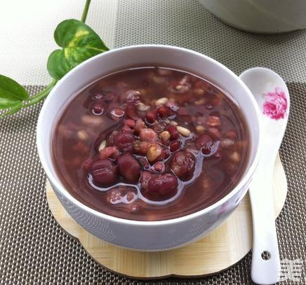 红豆薏米粥|建议常给宝宝吃这3款粥食,不仅营养还促消化,比喝牛奶好处多