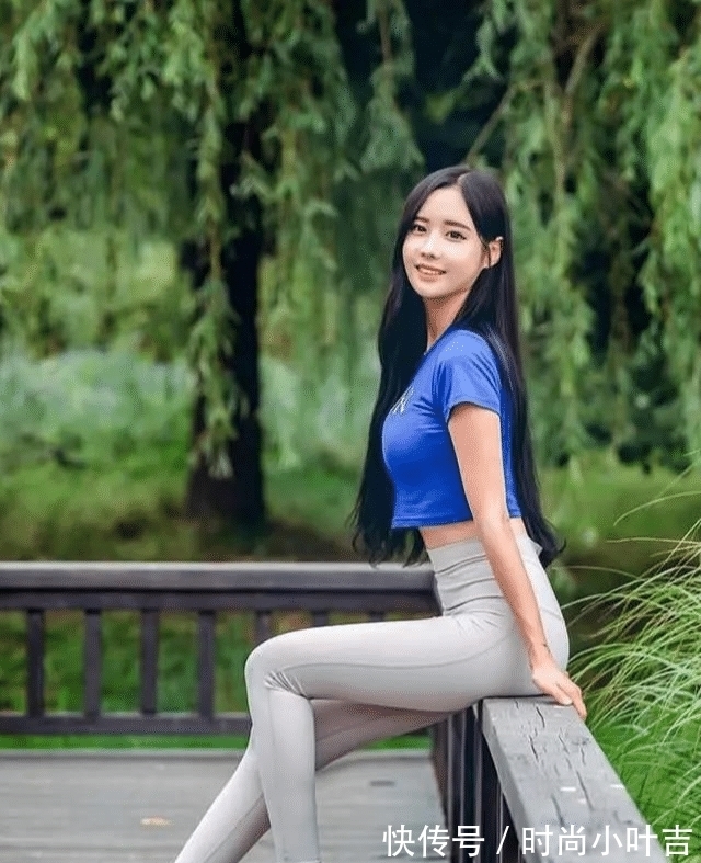秀发|淡眉如秋水,玉肌伴轻风,灰白色无痕裤配蓝色半袖的清纯靓丽穿搭