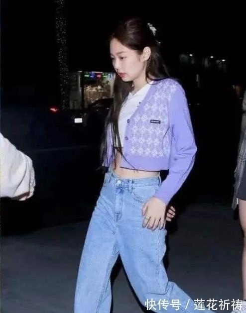 小姐姐 今年流行一种新穿法叫:“奶奶衫+牛仔裤”,显高还显腿长