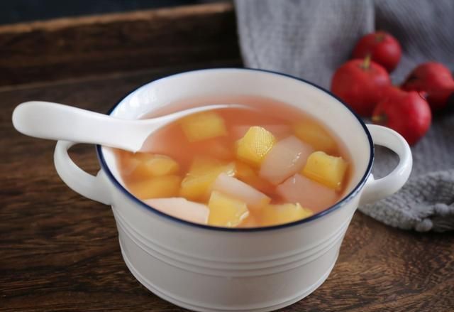 润燥|冬天,用苹果和雪梨煮下火糖水,每天喝一碗,润燥解渴嗓子也舒服