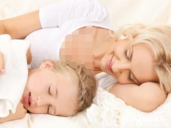 宝妈|宝宝在一岁内,父母不要这样哄娃抱娃,很容易造成伤害