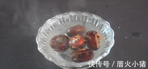 荸荠去皮原来这么简单，教你新办法，轻松剥出完整荸荠，太实用了