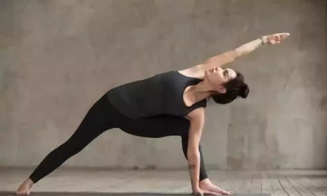 小密|这9组瑜伽体式做完，大肚腩变盈盈一握的细腰肢，你敢不敢试试