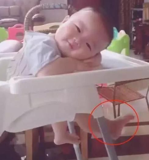 孩子|喂完娃妈妈抢时间吃饭,回头看到宝宝的眼神,宝妈:再累也值得