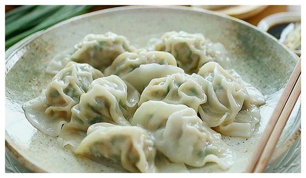 包韭菜馅饺子，直接拌馅就错了！做对这3步，韭菜不出水，更翠绿