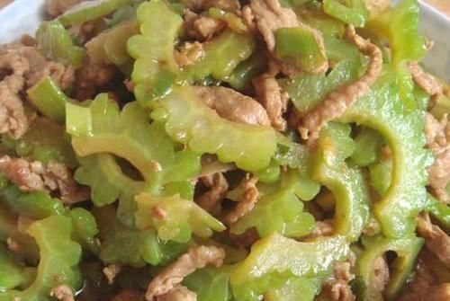 苦瓜炒肉丝|这菜被称为“天然泻药”，准时上厕所，胖人越吃越瘦，口臭远离你
