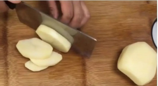 土豆新吃法，不用炒，不用炖，比烤肉还香，一定要做给最爱的人吃