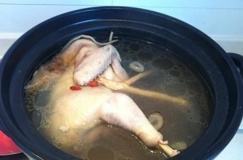 葱白|炖鸡别只知道加水，换这个炖，香味翻倍，鸡肉更嫩滑更入味